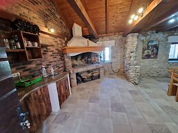 Home With Swimming Pool & Outdoor Kitchen