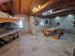 Home With Swimming Pool & Outdoor Kitchen