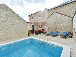 Home With Swimming Pool & Outdoor Kitchen