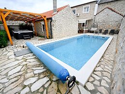 Home With Swimming Pool & Outdoor Kitchen
