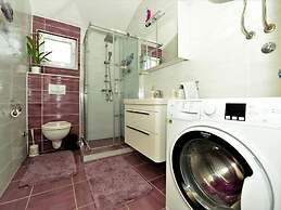 Home With Swimming Pool & Outdoor Kitchen