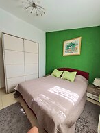 Home With Swimming Pool & Outdoor Kitchen