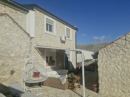 Home With Swimming Pool & Outdoor Kitchen