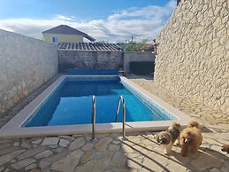 Home With Swimming Pool & Outdoor Kitchen