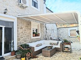 Home With Swimming Pool & Outdoor Kitchen