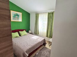 Home With Swimming Pool & Outdoor Kitchen