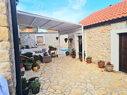 Home With Swimming Pool & Outdoor Kitchen