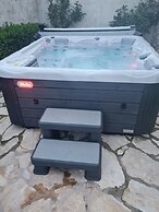 Home With Swimming Pool & Outdoor Kitchen