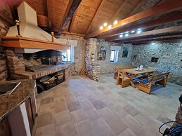 Home With Swimming Pool & Outdoor Kitchen