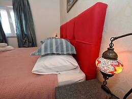 Home With Swimming Pool & Outdoor Kitchen