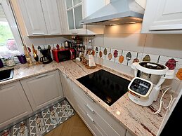 Home With Swimming Pool & Outdoor Kitchen