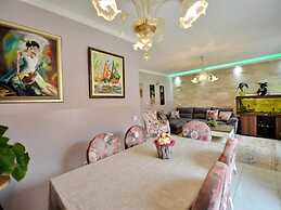 Home With Swimming Pool & Outdoor Kitchen