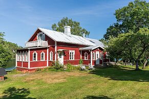 Gorgeous Villa Funkis Strömmen by Sea