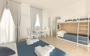 1281 B B Dreams and Delights - Street View Camera Familiare