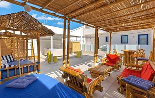 1281 B B Dreams and Delights - Street View Camera Familiare