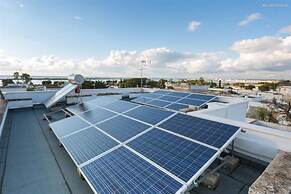 1281 B B Dreams and Delights - Street View Camera Familiare