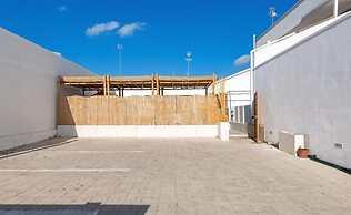 1281 B B Dreams and Delights - Street View Camera Familiare