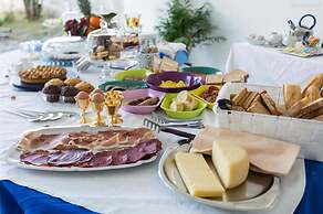 1281 B B Dreams and Delights - Street View Camera Familiare