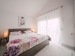 Adorable Apartment With Swimming Pool and Terrace