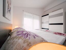 Adorable Apartment With Swimming Pool and Terrace