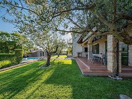 Beautiful Villa With Swimming Pool and Fenced Garden