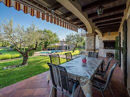 Beautiful Villa With Swimming Pool and Fenced Garden