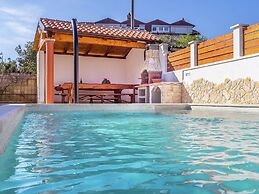 Apartment in Private House With Shared Pool