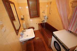 Nice Apartment With Large Garden