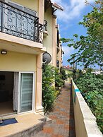 Captivating 3-bed Apartment in Flic en Flac