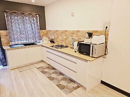 Captivating 3-bed Apartment in Flic en Flac