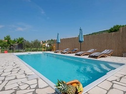 Adorable Holiday Home With Swimming Pool