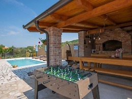 Adorable Holiday Home With Swimming Pool