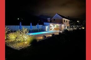 Adorable Holiday Home With Swimming Pool