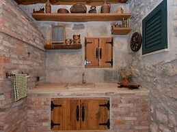 Adorable Holiday Home With Swimming Pool