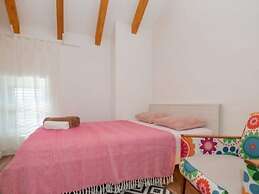 Adorable Holiday Home With Swimming Pool