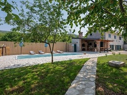 Adorable Holiday Home With Swimming Pool