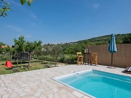 Adorable Holiday Home With Swimming Pool