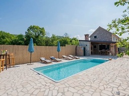 Adorable Holiday Home With Swimming Pool