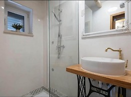 Adorable Holiday Home With Swimming Pool