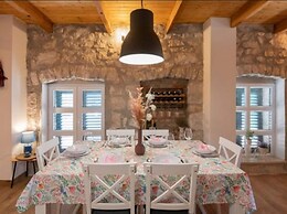 Adorable Holiday Home With Swimming Pool