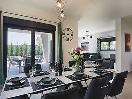 Modern Villa With Heated Pool