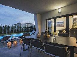 Modern Villa With Heated Pool