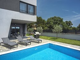 Modern Villa With Heated Pool