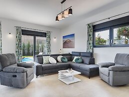 Modern Villa With Heated Pool