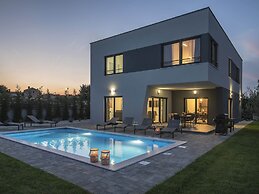 Modern Villa With Heated Pool