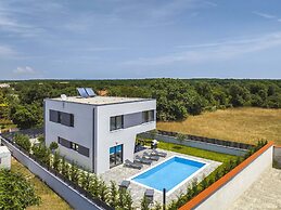 Modern Villa With Heated Pool