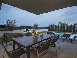 Modern Villa With Heated Pool