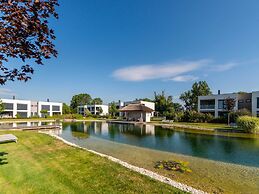 Heritage Apartment With Swimming Pond