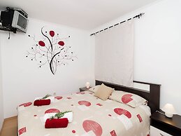 Apartment Giovani - Two Bedroom Apartment With Balcony and Sea View