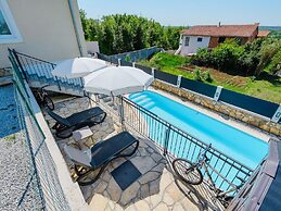Charming Holiday Home With Pool and sea View